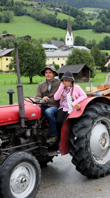 Geschmückter roter Traktor beim Bauernherbst-Umzug in Uttendorf im Pinzgau | © TVB Uttendorf Weißsee