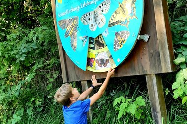 a boy spinning the butterfly disc | © E. Thämlitz-Höllerer