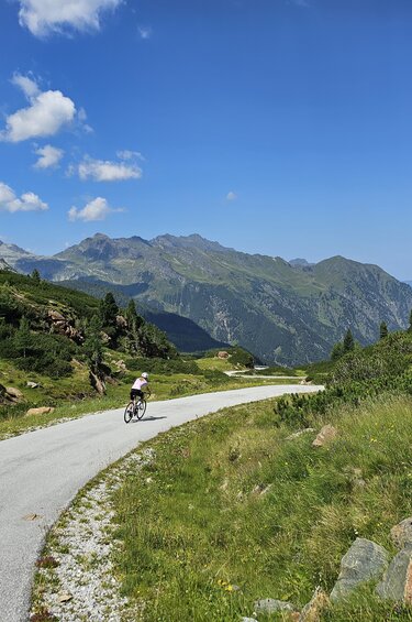 Mountainbiker auf der Strecke zum Tauernmoos im Stubachtal mit Blick auf die Hohen Tauern | © Tourismusverband Uttendorf / Weißsee