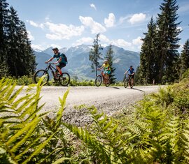 Mountainbiker auf dem Weg zur Hochsonnbergalm in Uttendorf | © Tourismusverband Uttendorf / Weißsee