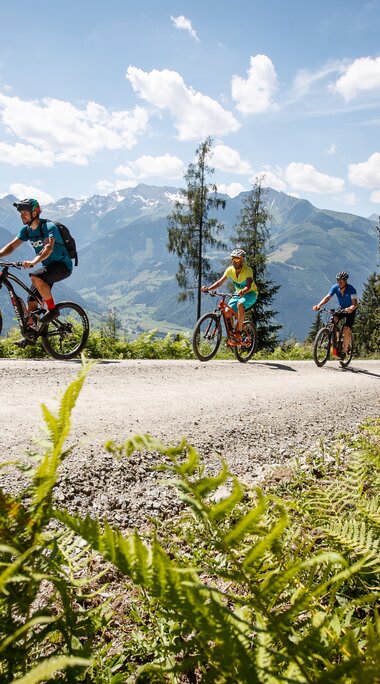 Mountainbiker auf dem Weg zur Hochsonnbergalm in Uttendorf | © Tourismusverband Uttendorf / Weißsee