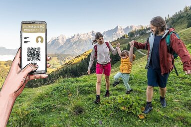 Familie beim Wandern mit digitaler SalzburgerLand Card | © SalzburgerLand