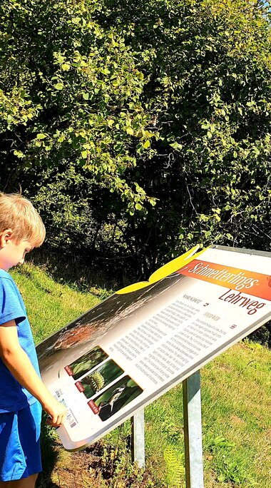 Kind an einer Infotafel auf einem Themenweg in Uttendorf / Weißsee | © Tourismusverband Uttendorf / Weißsee