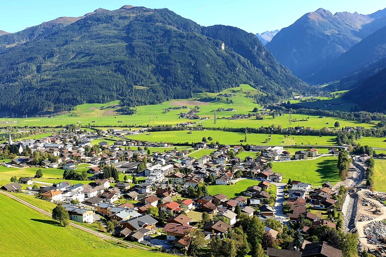 Blick auf Uttendorf vom Ge(h)sund-bergauf-Weg | © Tourismusverband Uttendorf / Weißsee