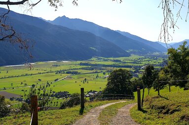 Wanderweg am Ge(h)sund-bergauf-Weg mit Blick auf Uttendorf | © Tourismusverband Uttendorf / Weißsee