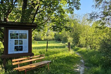 Infotafel und Rastbank in der Achenfurt in Uttendorf | © Tourismusverband Uttendorf / Weißsee