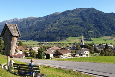 Rastplatz am Ge(h)sund-bergauf-Weg mit Blick auf Uttendorf | © Tourismusverband Uttendorf / Weißsee
